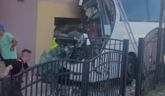 Kerítésnek ütközött egy lengyel turistabusz Máramaros megyében, nyolc személyt kórházba szállítottak