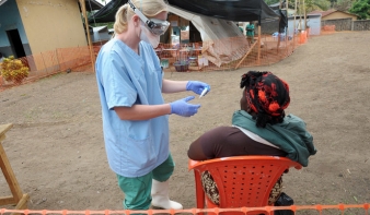 Ebola: 1013-ra nőtt a halálos áldozatok száma