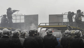 A kazah katonák tüzet nyitottak azokra, akik feltételezésük szerint a zavargásokat szítják