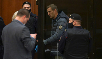 Elítélték Alekszej Navalnijt, két és fél év büntetőtábor vár rá