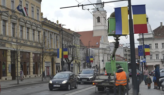 Szolidaritás: kitűzték az ukrán nemzeti zászlót Kolozsvár főterén