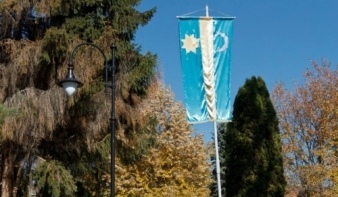  Felállították Székelyudvarhely első nagy méretű székely zászlóját