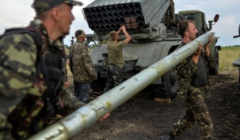 Ukrajna: egyik fél sem adja át a nehézfegyvereit