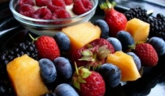 Íme az újabb bizonyíték: egészségesebb gyümölcsöt enni, mint vitaminokat szedni