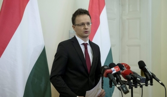 Szijjártó minél előbb felépítené a kerítést