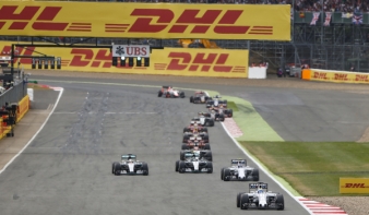 Hamilton nyert, a Williams veszített az esőben