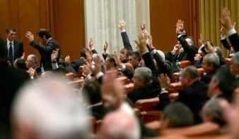 Áldását adta a parlament Johannis népszavazására