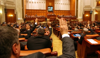 Felolvasták a parlamentben a bizalmatlansági indítvány szövegét