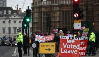 Brexit: a brit alsóház a kilépés elhalasztását kéri