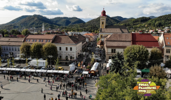 Közösen és díszesen bevonult a magyar közösség a főtérre 