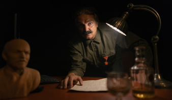 Színházi nap a nagybányai Bábszínházban – érkezik a Homo szovjetikusz