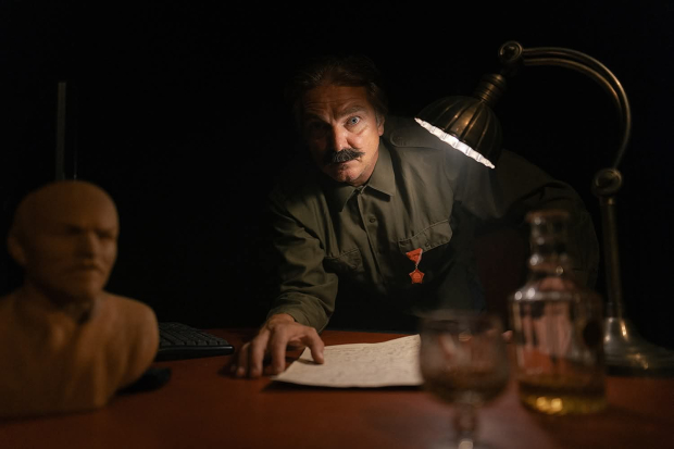 Színházi nap a nagybányai Bábszínházban – érkezik a Homo szovjetikusz