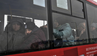 Háromszázötvenezer ember rekedt az ostrom alá vett Mariupolban