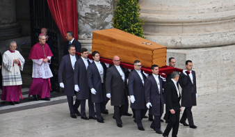 A Vatikánban több tízezer gyászoló előtt megkezdődött XVI. Benedek gyászszertartása