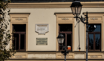 Magyar nyelven is kötelező lesz feliratozni a kihelyezett emléktáblákat, köztéri alkotásokat