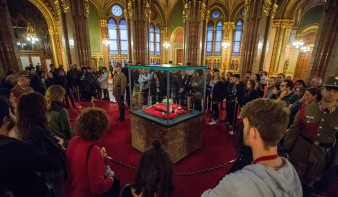 Lecserélik a Szent Korona vitrinjét, a koronázási jelvényekkel együtt elköltöztették egy időre