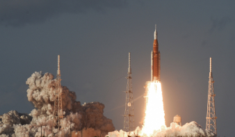 Történelmi pillanat: 53 év után újra elindult az ember a Hold felé