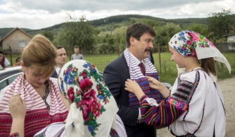 Négyszáz éve várják: először látogatott el magyar államfő a moldvai csángó közösségbe