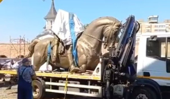 Megérkezett Szent László lovas szobra a nagyváradi várba