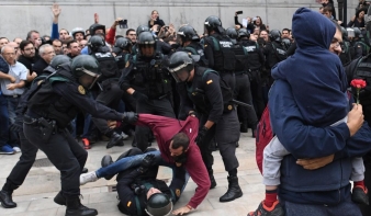 Brutális rendőri fellépés a katalan függetlenségi népszavazáson