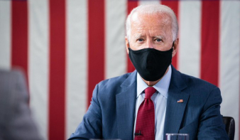 Biden első intézkedése, hogy száz napig mindenki viseljen maszkot