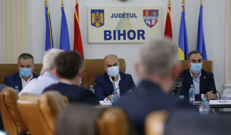 Megszavazta a liberális többség: 77 személyt utcára tesznek a Bihar Megyei Tanácsnál 