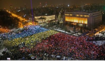 Bukaresti tiltakozás: Több ezer színes papírból rakták össze a román zászlót
