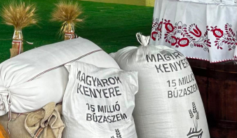 Domokoson öntötték össze a Magyarok Kenyere program adománybúzáját