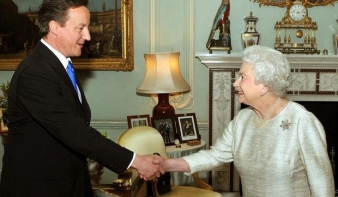 Bocsánatot kér a királynőtől a brit miniszterelnök