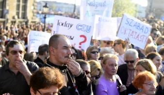 Kormányellenes tüntetésbe csapott át a CEU melletti kiállás