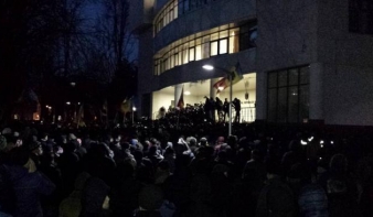 Tüntetők törtek be a moldovai parlamentbe