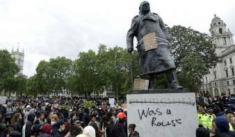 Már védeni kell Winston Churchill szobrát