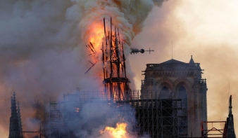 Romokban van, ám megmenekült a Notre-Dame - de most jön a neheze