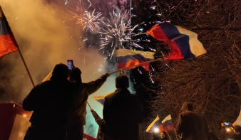 Putyin katonai egységeket indított útnak a szakadár területekre, a helyi oroszok ünnepelnek