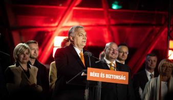 Orbán Viktor: „hatalmas győzelmet arattunk, akkorát, hogy még a Holdról (...)