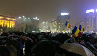 Vasárnap este is volt tüntetés a kormánypalota előtt