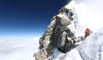 Szemetet hordanak a Mount Everestről a hegymászók