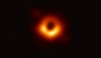 A történelemben először lefényképeztek egy fekete lyukat 