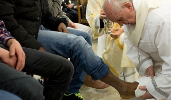 Menekültek lábát mosta meg a pápa nagycsütörtökön