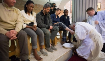 Rabok lábát mosta meg a pápa