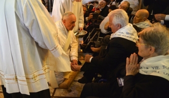 Nagycsütörtökön Ferenc pápa szellemi és testi fogyatékkal élő személyek lábát mosta meg
