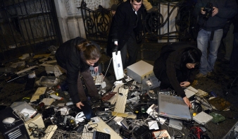 Vandalizmusba torkollott a Fidesz-székház előtti demonstráció