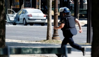 Rendőrségi furgonra támadtak Párizsban