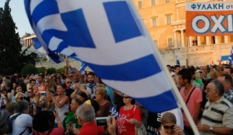 Görögország tüntet és az államcsőd felé tart