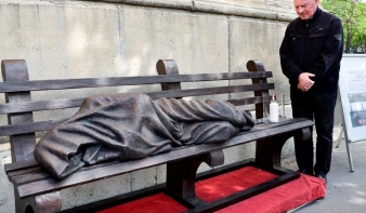 Lackfi János gyönyörű verset írt a hajléktalan Jézus szobrának szentelésére