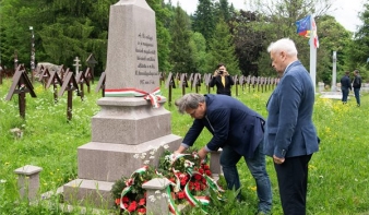AZ ÚZVÖLGYI KATONATEMETŐBEN RÓTTA LE KEGYELETÉT HARRACH PÉTER