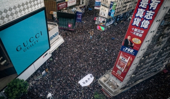 Százezrek vonultak utcára Hongkongban