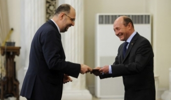 	Băsescu beiktatta hivatalába az új kormányt