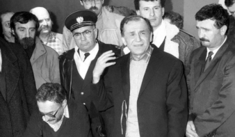 A szenátus megszavazta az Iliescu vezette Román Forradalom Intézetének felszámolását 