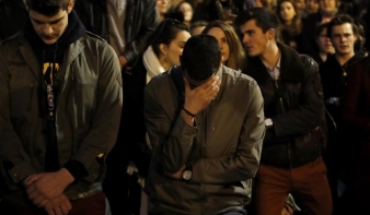 Videó: Ezrek énekeltek és imádkoztak a Notre-Dame előtt